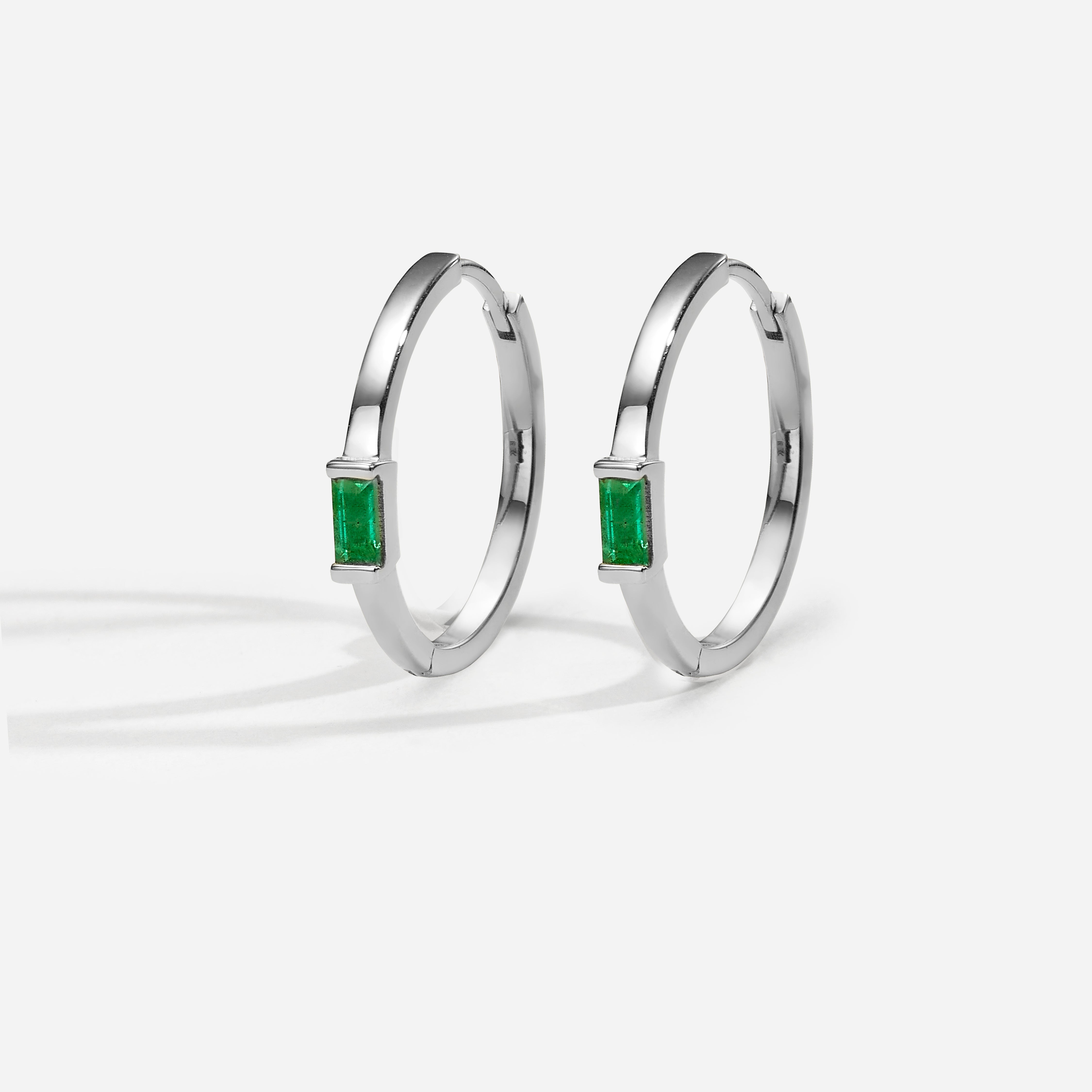 Fantasy | עגילי חישוק אבן אמרלד באגט