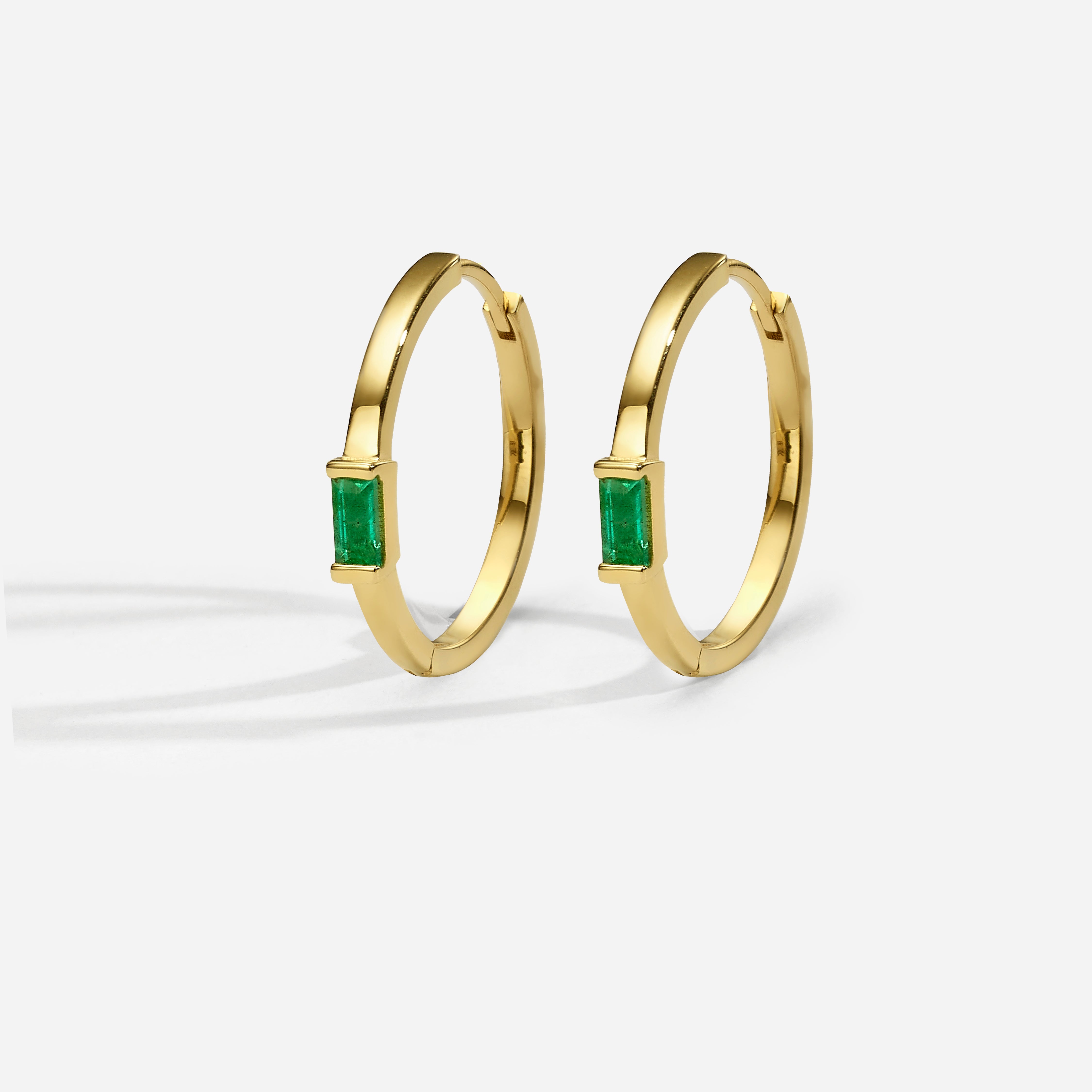 Fantasy | עגילי חישוק אבן אמרלד באגט