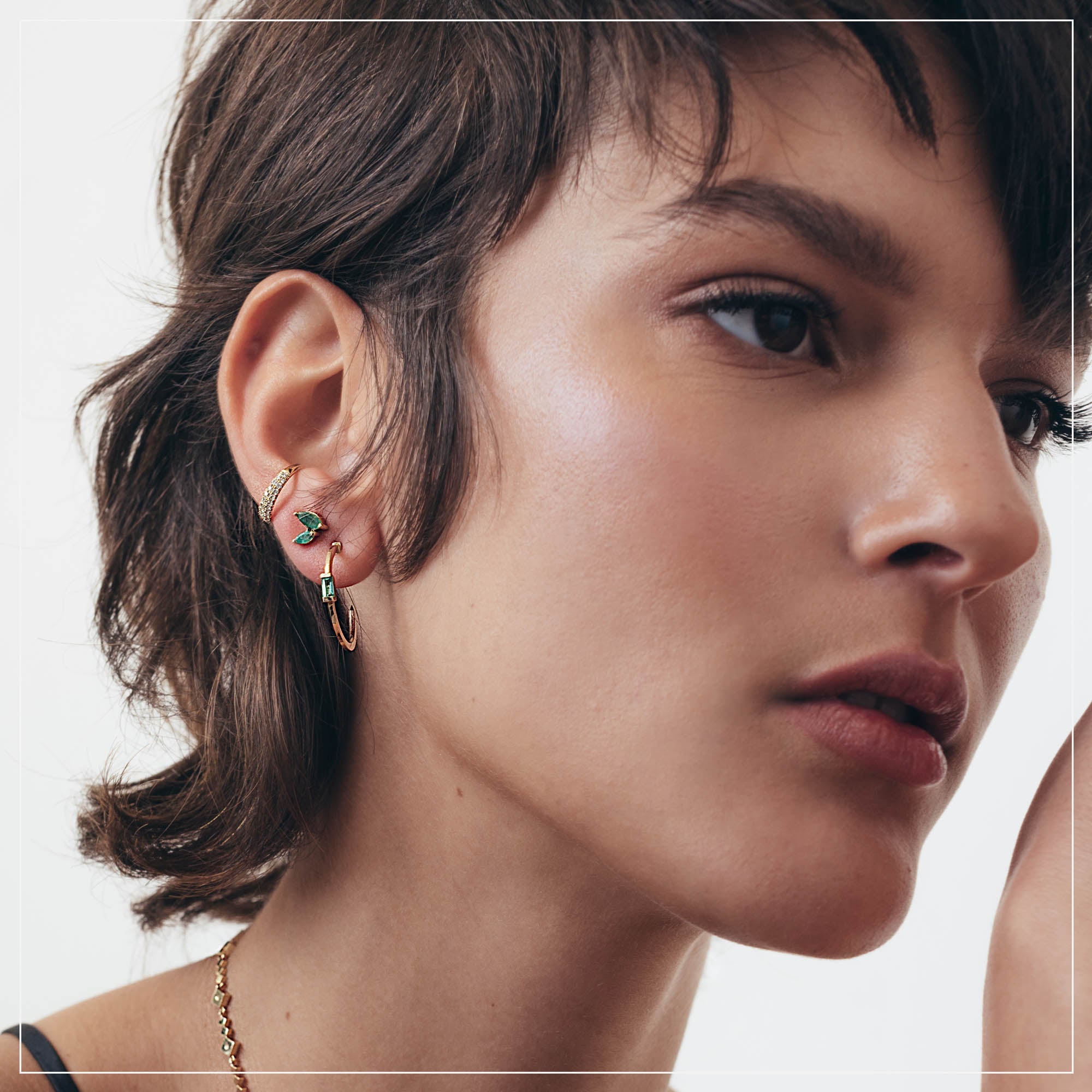 Fantasy | עגילי חישוק אבן אמרלד באגט