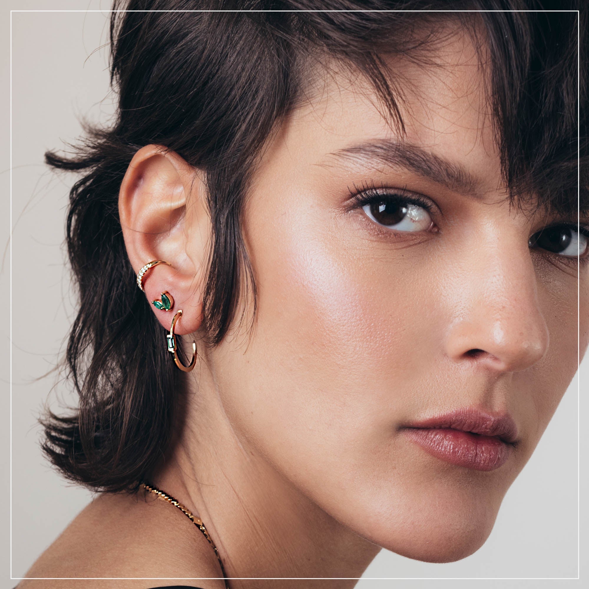 Fantasy | עגילי חישוק אבן אמרלד באגט