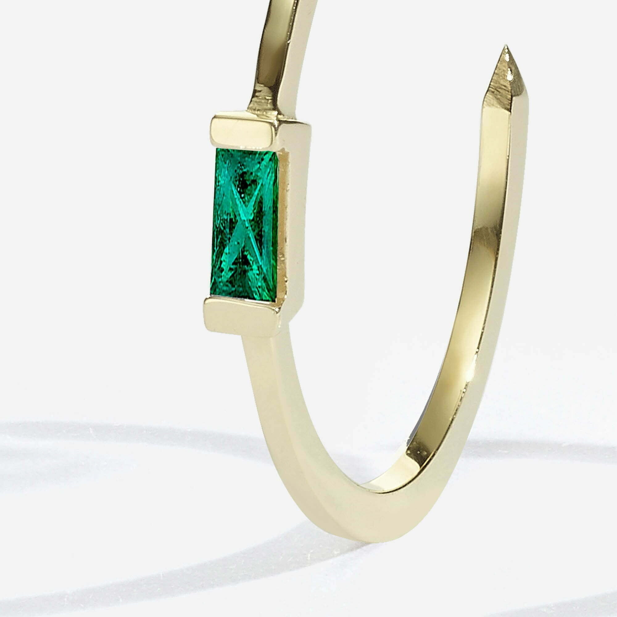 Fantasy | עגילי חישוק אבן אמרלד באגט