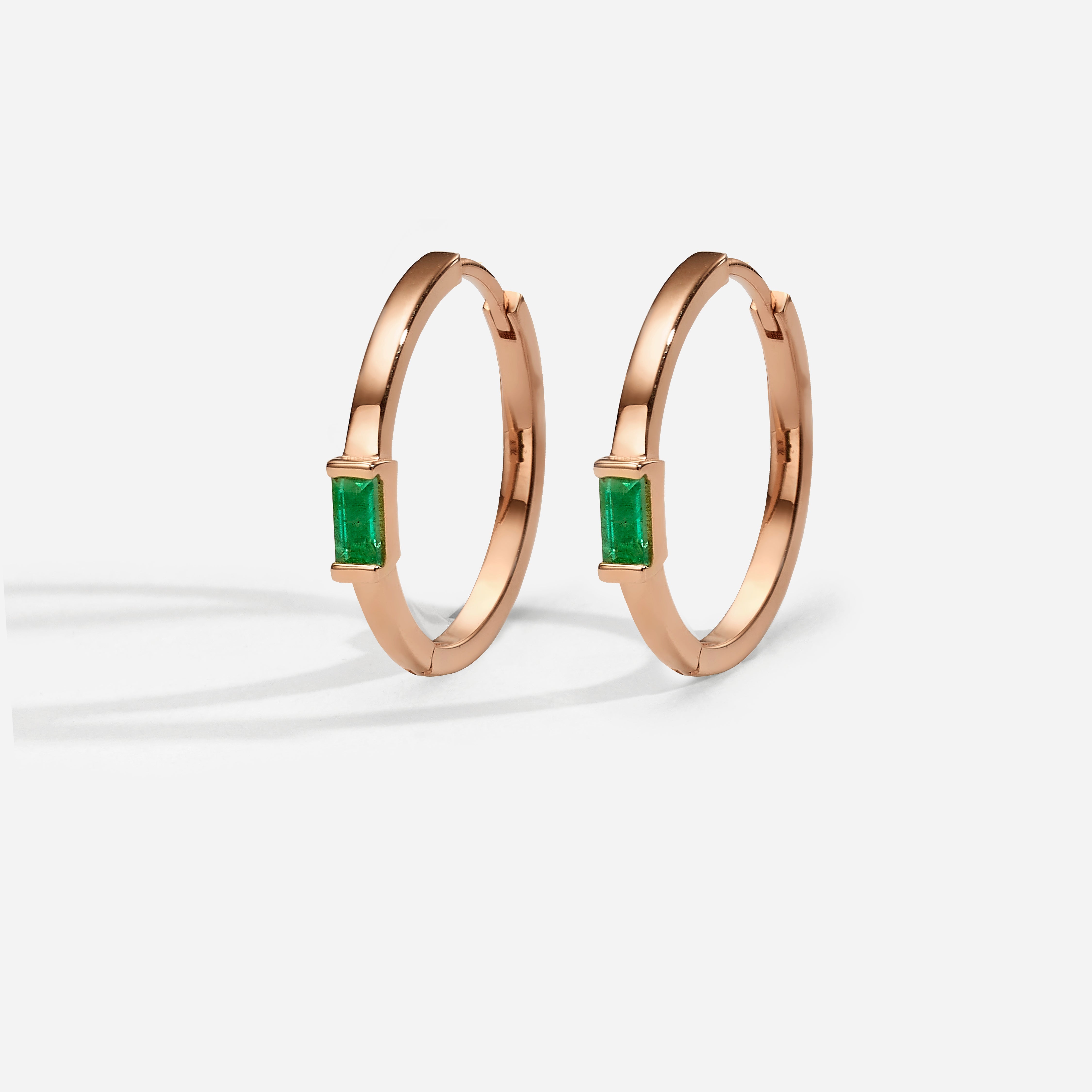 Fantasy | עגילי חישוק אבן אמרלד באגט